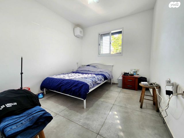 דירת גן, הפרחים, חריש