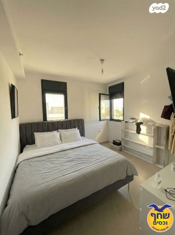 דירה, חיים הרצוג, הוד השרון