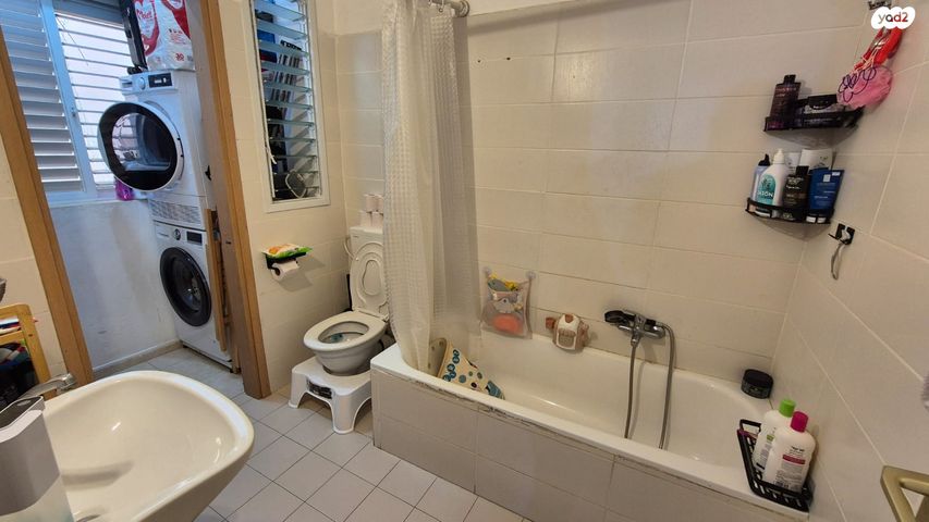 דירה, אהבה, הוד השרון