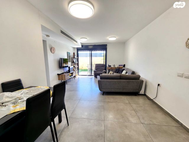 דירת גן, הפרחים, חריש