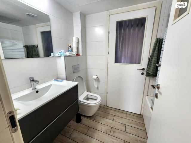 דירת גן, הפרחים, חריש