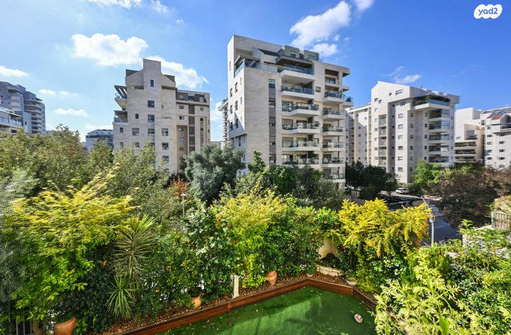 דירה, אהוד מנור 14, הזמר העברי, כפר סבא