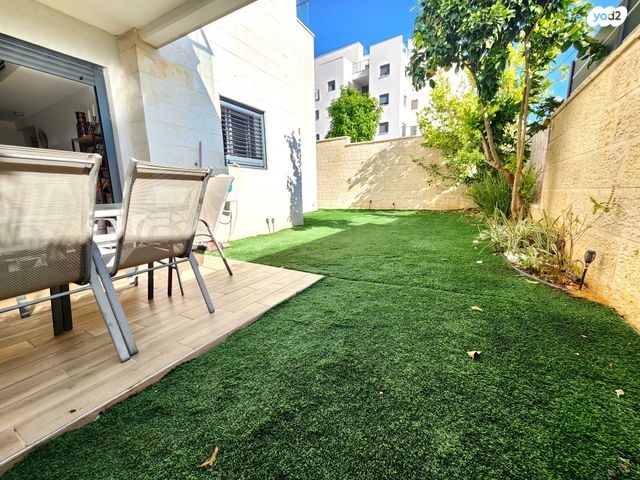 דירת גן, הפרחים, חריש