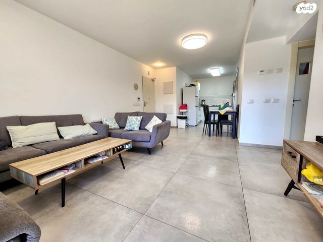 דירת גן, הפרחים, חריש