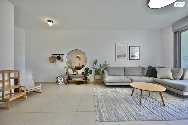 דירה, אהוד מנור 14, הזמר העברי, כפר סבא