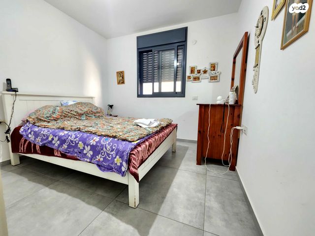 דירת גן, הפרחים, חריש