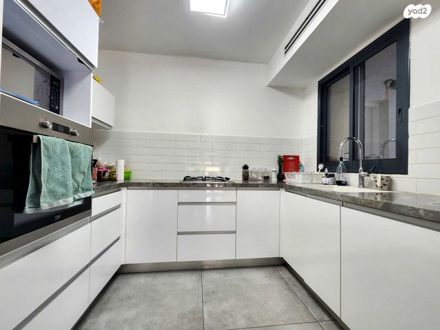 דירת גן, הפרחים, חריש