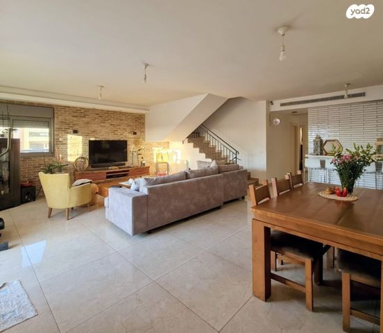 דופלקס, הזמר העברי, כפר סבא