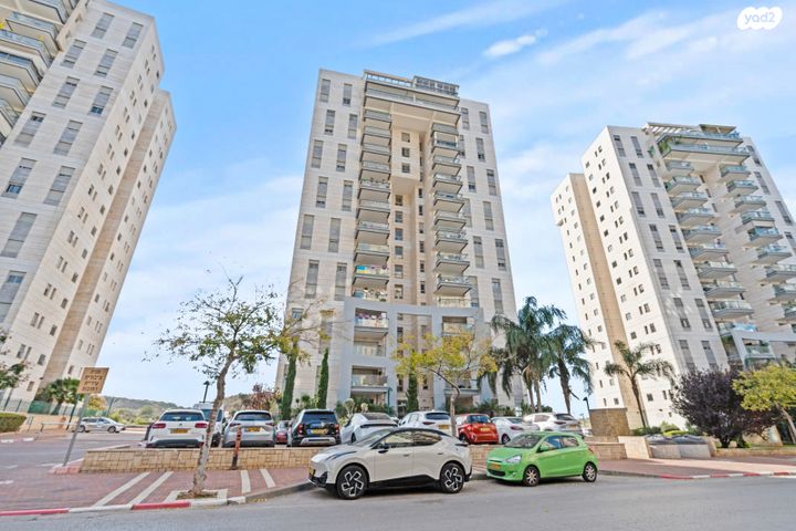 דירה, שדרות מקס ואמפרו שיין, רחובות החדשה, רחובות