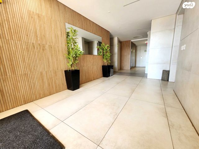 דירת גן, הפרחים, חריש