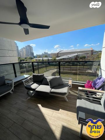 דירה, חיים הרצוג, הוד השרון