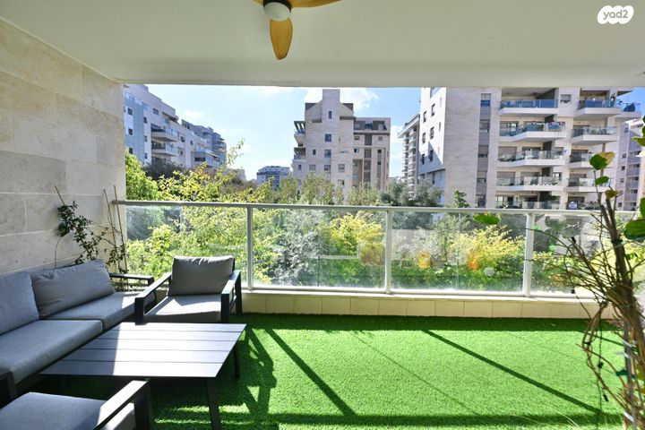 דירה, אהוד מנור 14, הזמר העברי, כפר סבא