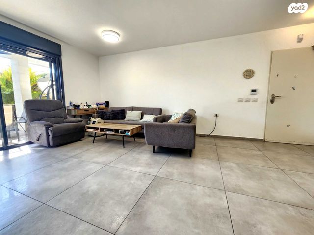 דירת גן, הפרחים, חריש