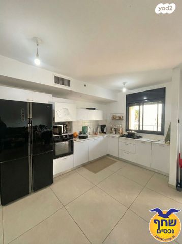 דירה, חיים הרצוג, הוד השרון