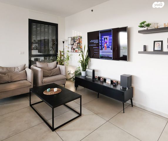 דירה, יצחק נבון, נאות אריאל שרון, קרית אונו