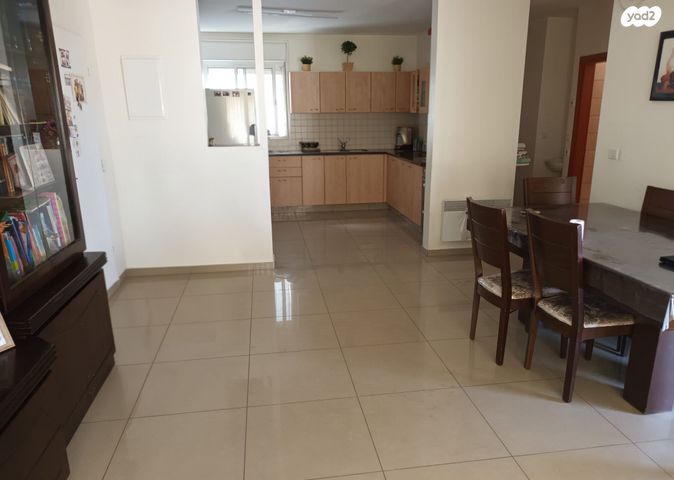 דירה, האיילות, אגן האיילות, גבעת זאב