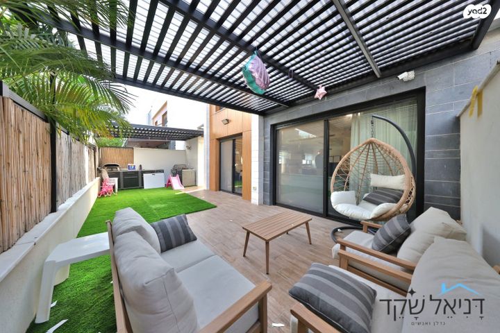 דו משפחתי, חנה מרון, נאות אפק, אפקה, קרית ביאליק