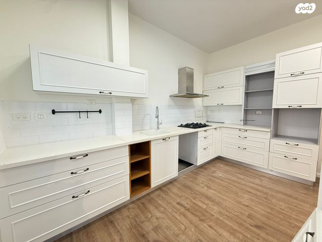 דירת גן, אהוד מנור 4, הזמר העברי, כפר סבא