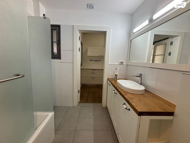 דירת גן, אהוד מנור 4, הזמר העברי, כפר סבא