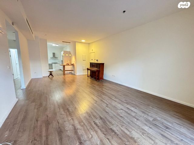 דירת גן, אהוד מנור 4, הזמר העברי, כפר סבא