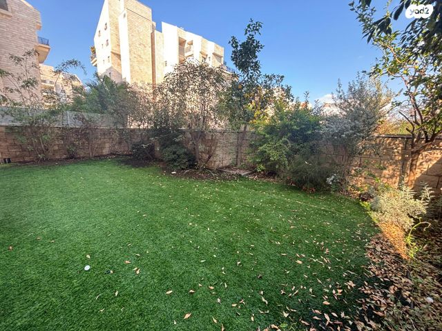 דירת גן, אהוד מנור 4, הזמר העברי, כפר סבא