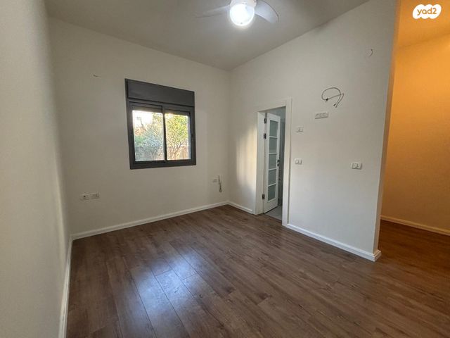 דירת גן, אהוד מנור 4, הזמר העברי, כפר סבא