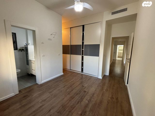 דירת גן, אהוד מנור 4, הזמר העברי, כפר סבא