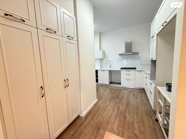 דירת גן, אהוד מנור 4, הזמר העברי, כפר סבא