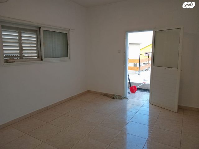 גג/ פנטהאוז, השלושה 37, עמידר, בת ים