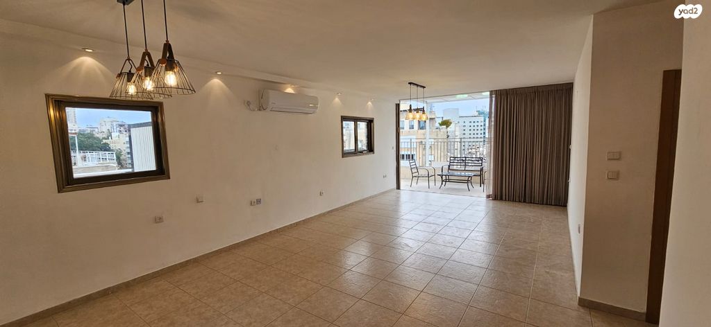 גג/ פנטהאוז, שקדיה, שכונת גפן, רמת גן