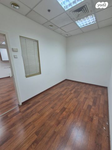 חנויות/ שטח מסחרי, שדרות הפלי"ם, קרית הממשלה ע"ש רבין, חיפה