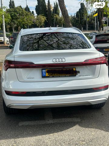 מודעת רכב אאודי E-tron