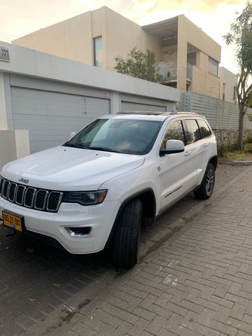 מודעת רכב ג'יפ גרנד צ'ירוקי