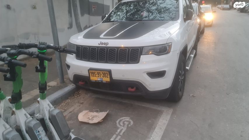 מודעת רכב ג'יפ גרנד צ'ירוקי