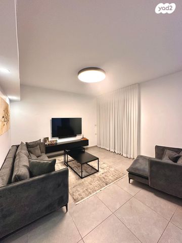 דירה, הצנחנים 8, אריק שרון, נהריה