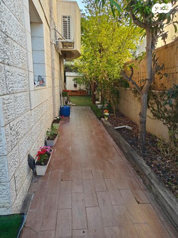 דו משפחתי, עגור 9, יד בנימין, יד בנימין