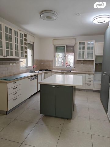 דו משפחתי, עגור 9, יד בנימין, יד בנימין