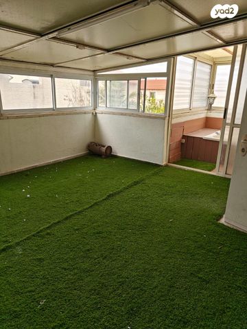 דו משפחתי, עגור 9, יד בנימין, יד בנימין