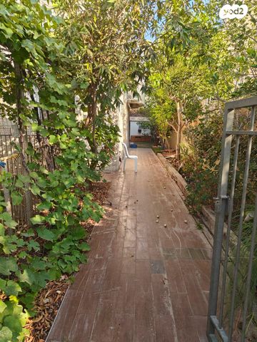 דו משפחתי, עגור 9, יד בנימין, יד בנימין