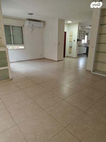 דו משפחתי, עגור 9, יד בנימין, יד בנימין