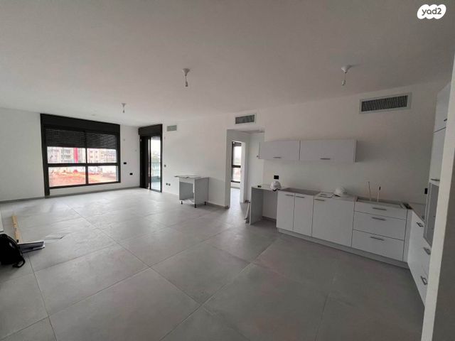 מאה ושישים 1