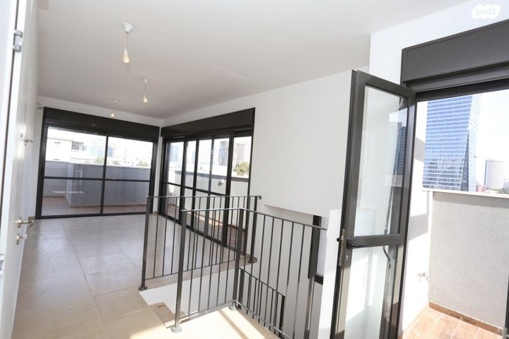 גג/ פנטהאוז, ישראל ב"ק 31, מונטיפיורי, הרכבת, תל אביב יפו