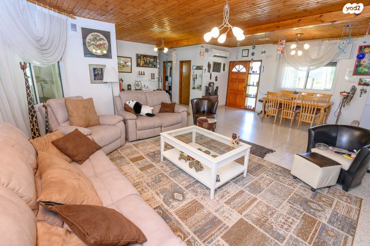 דירת גן, האגם 1, יסוד המעלה, יסוד המעלה