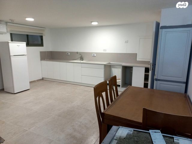 עופרה חזה 47