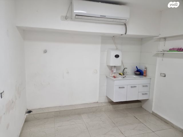 חנויות/ שטח מסחרי, שדרות המגינים 6, מרכז העיר, קרית אתא