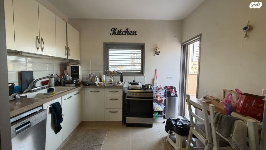 גג/ פנטהאוז, שדרות גלוסקין, ב' / צפון מערב העיר, רחובות