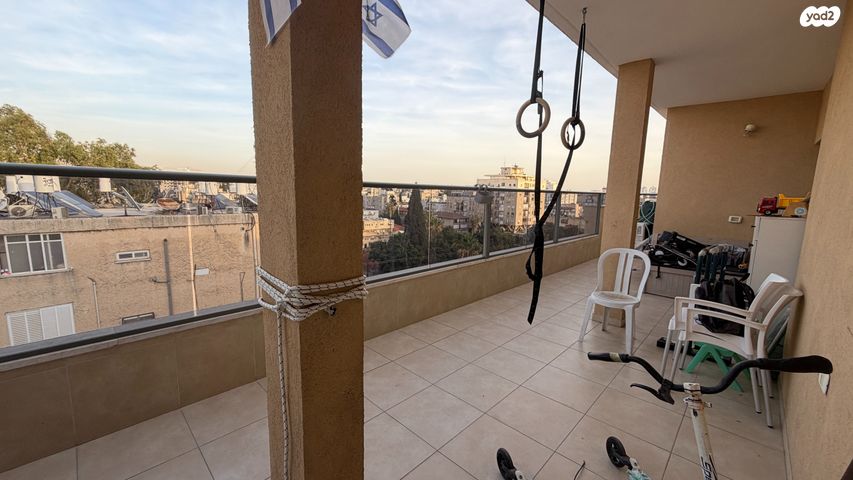 גג/ פנטהאוז, שדרות גלוסקין, ב' / צפון מערב העיר, רחובות