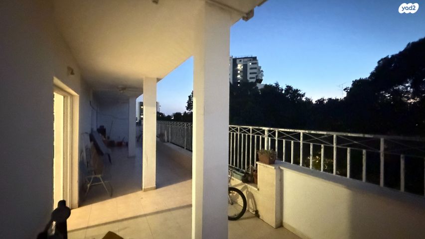 גג/ פנטהאוז, שדרות גלוסקין, ב' / צפון מערב העיר, רחובות