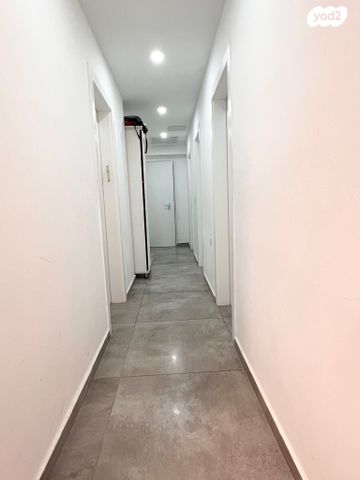 גג/ פנטהאוז, דרך לוי אשכול, קיראון, קרית אונו