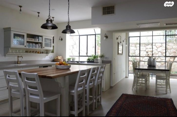 דו משפחתי, כפר האורנים